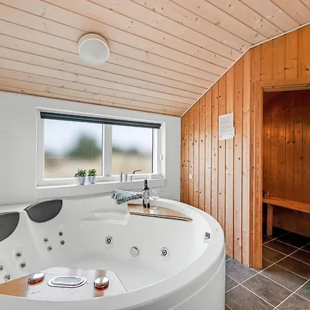 Lovely With Hot Tub And Sauna Near Sondervig