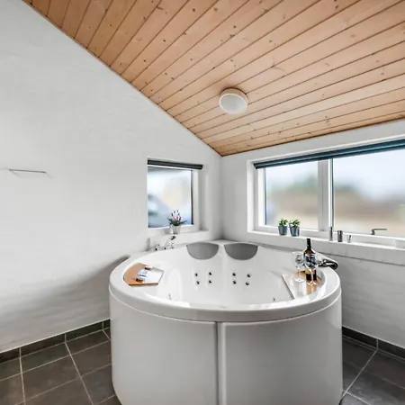 Lovely With Hot Tub And Sauna Near Sondervig * Ringkøbing