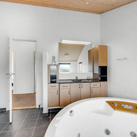 Lovely With Hot Tub And Sauna Near Sondervig